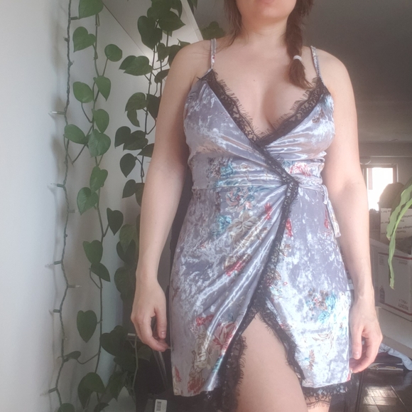 Lace and Velvet Wrap dress - Picture 2 of 8